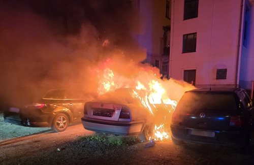 Noční požár auta způsobil škodu a vyděsil okolí