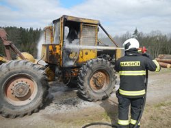 Požár lesního traktoru u obce Vůsí