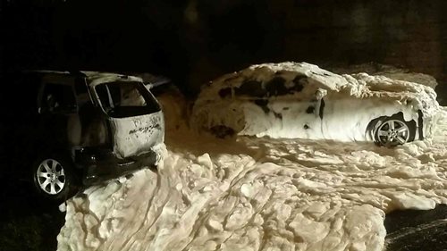 Noční požár tří osobních vozidel způsobil škodu 360 tis.