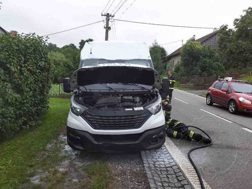 Řidič začal sám hasit své auto, pomohl mu i kolemjedoucí řidič