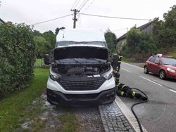 Řidič začal sám hasit své auto, pomohl mu i kolemjedoucí řidič