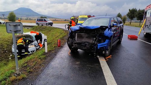 Hasiči vyprostili řidiče po nehodě dvou aut na Mostecku