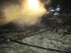 Požár uskladněného dřeva v Hošťálkové hasily dvě jednotky hasičů.