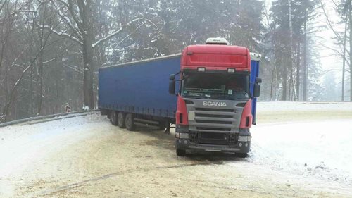 Hasiči na Pardubicku od rána zasahují převážně na zasněžených silnicích