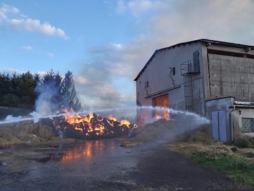 Požár skladu sena a slámy v Červené Vodě: Hasiči zasahovali z bezpečné vzdálenosti