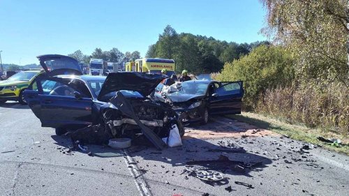 Šest zraněných po srážce dvou aut. Pro jednu ženu přiletěl záchranářský vrtulník