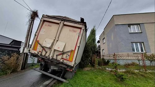 Tahač s 30 tunami uhlí hrozil převrácením na plynovou přípojku. Hasiči museli náklad odsát