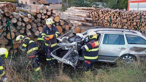 Auto se střetlo s vlakem. Hasiči vyprostili člověka v bezvědomí, do nemocnice ho transportoval vrtulník