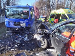 Po střetu nákladního vozu s osobním hasiči museli řidiče ´vystříhat´