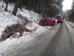Při nehodě osobního vozu na Zlínsku byla zraněna řidička i její dcera.