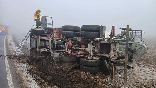 Namrzlé silnice ochromily dopravu a zaměstnaly záchranáře