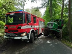 Nehoda v Úštěku: Hasiči při zásahu vyprostili nakloněný harvestor nad potokem