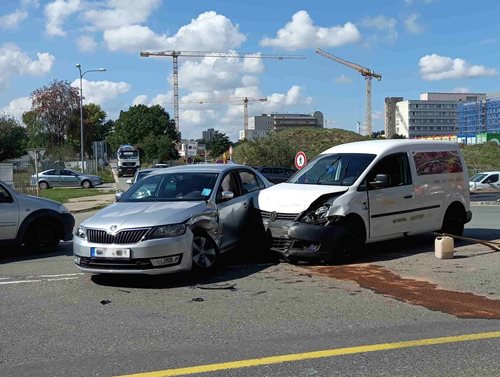 Střet dvou aut u hradecké nemocnice skončil zraněním dvou osob