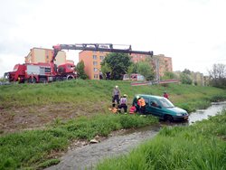 V Holešově sjel automobil do říčky Rusavy, vytáhnout ho museli hasiči