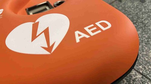 Policistka převzala masáž srdce, kolega použil defibrilátor. Muž začal znovu dýchat