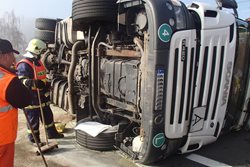 Dopravní nehoda kamionu u Žiželic na Žatecku.Z nádrže kamionu uniklo do půdy téměř 200 litrů  nafty.  