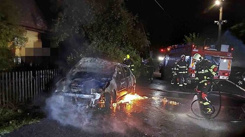 Auto zachvátil v noci požár. Hasiči dostali plameny pod kontrolu během pěti minut
