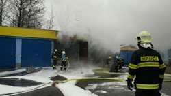 Při požáru garáže v Moravské Třebové shořely dva Mercedesy