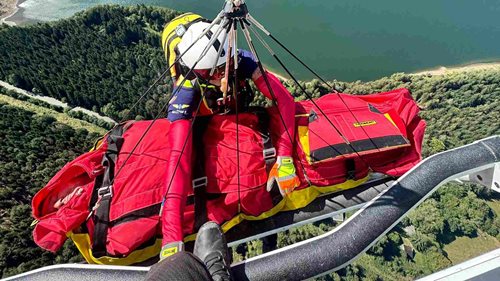 Muže při kácení zavalil strom. Lékaře k němu spustili z vrtulníku pomocí jeřábu