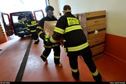 Hasičský záchranný sbor ČR přepraví dnes 7,5 milionu roušek