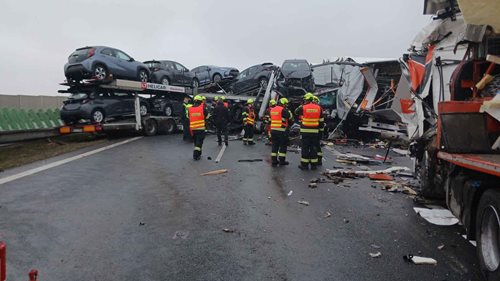 Drtivý střet kamionů způsobil vážná zranění