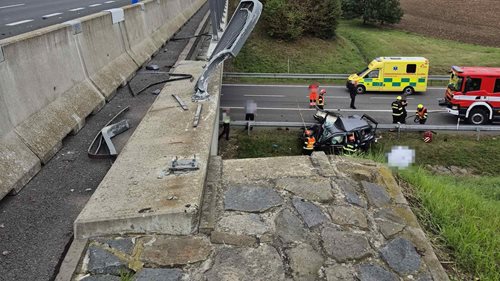 Tragická nehoda na dálnici: osobní auto po střetu s kamionem spadlo z mostu