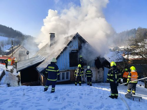 Dramatický zásah u požáru chalupy si vyžádal leteckou evakuaci zraněné osoby