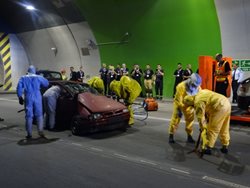 V klimkovickém tunelu nehoda s nebezpečně nakaženým pacientem a balkánskými pozorovateli