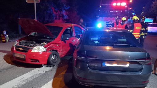 Tři auta se střetla v Trutnově. Dvě osoby skončily v nemocnici
