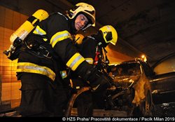 K hořícímu autu v Dejvickém tunelu vyjely dvě jednotky hasičů