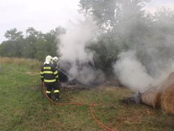 Na poli u obce Loukov na Kroměřížsku hořely balíky slámy. 