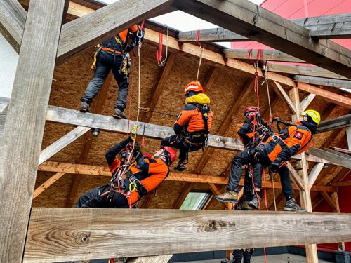 Lezeckým polygonem ve Velkém Poříčí prošlo 11 nových hasičů-lezců