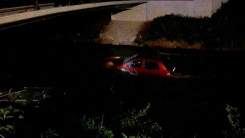 Hasiči vytahovali auto z potoka