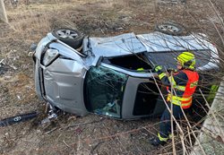 Na přejezdu v Nejdku se srazilo osobní auto s vlakem