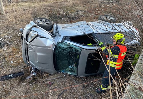 Na přejezdu v Nejdku se srazilo osobní auto s vlakem