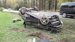 U Kamenice skončil po nehodě vůz převrácený na střeše, nehoda si vyžádala zranění