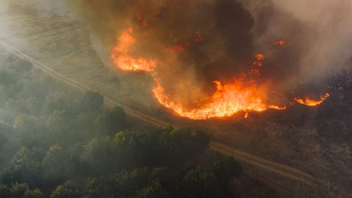 Při hašení rozsáhlého požáru se srazily dva vrtulníky. Dva členové posádek zemřeli.