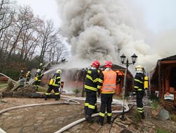 Rozsáhlý požár motorestu ve Středočeském kraji u Brandýsa na D10 byl  likvidován desítkami hasičských sborů ve zvláštním stupni ohrožení! FOTOGALERIE
