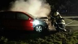 Automobil kvůli technické závadě řidiči vzplál za jízdy 
