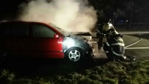 Automobil kvůli technické závadě řidiči vzplál za jízdy 