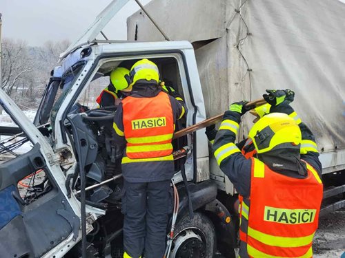 Zaklíněný řidič vyproštěn po nehodě dvou nákladních vozidel