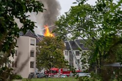 Požár střechy pavilonu ÚVN likvidovali hasiči ze 17 stanic