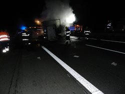 Tragická nehoda s následným požárem uzavřela v noci hradeckou dálnici
