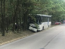 Na Mladoboleslasku letěl pro řidiče havarovaného autobusu vrtulník