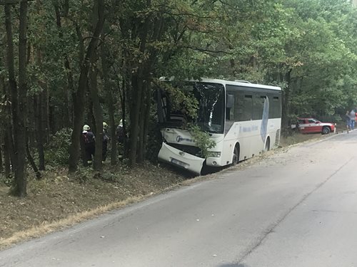 Na Mladoboleslasku letěl pro řidiče havarovaného autobusu vrtulník