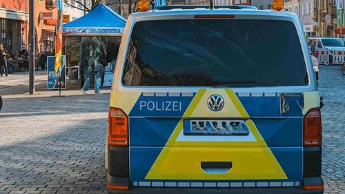 Sedmnáctiletý motorkář ujížděl policistům. Dva z nich při rozjezdu několik metrů táhl