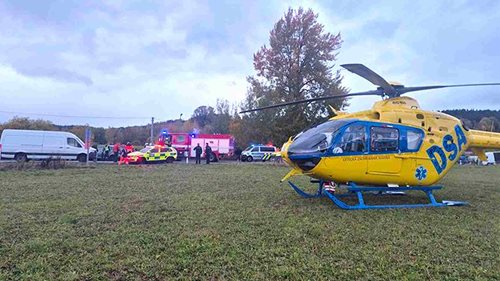 Čelní střet dvou aut si vyžádal pět zraněných včetně dvou dětí. Pro řidičku letěl vrtulník