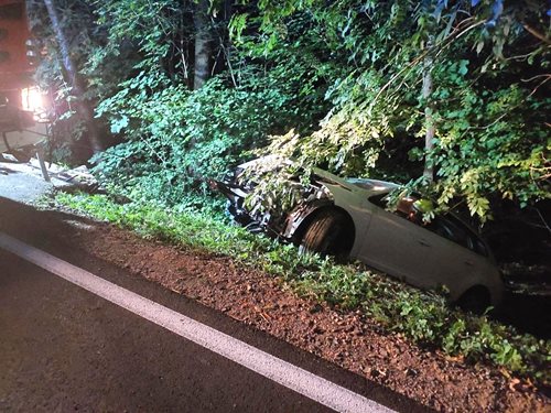 Osobní auto narazilo do mostku a skončilo v lese u Proseče