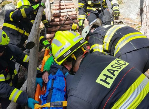 Hasiči zachraňovali zraněného muže ze skalního terénu