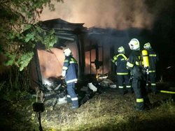 Na Fajtově kopci shořely stavební buňky, škoda se vyšplhala na 15 tisíc korun